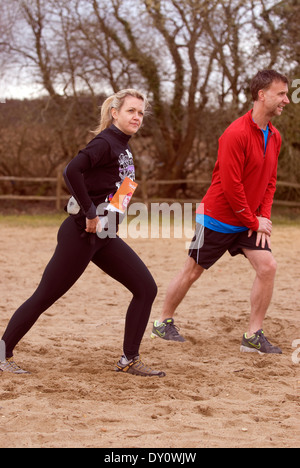 Coureurs bénévoles pour sport relief 2014 l'échauffement avant la course, frensham, UK. Banque D'Images