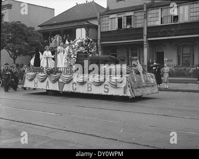 Cette photographie, prise le 11 mars 1939, montre le concours de la Saint Patrick organisé par la Hibernian Australasian Catholic Benefit Society. Il a eu lieu sur Flinders Street, Surry Hills, capturant la célébration de la culture irlandaise à Sydney dans les années 1930 Banque D'Images