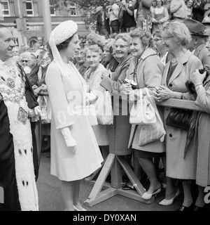 La reine Elizabeth 'walkabout' à l'arrivée à Sydney town hall pour une réception officielle au cours de la tournée pour le capitaine Cook bi-centenaire, 21 avril 1970 / photographe maurie wilmott Banque D'Images