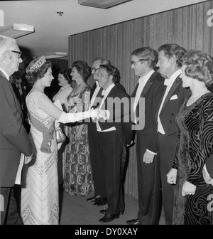 La reine Elizabeth assiste à la représentation officielle d'ouverture (9e Symphonie de Beethoven) de l'Opéra de Sydney et rencontre les artistes, 20 octobre 1973 / photographe Jack Hickson Banque D'Images