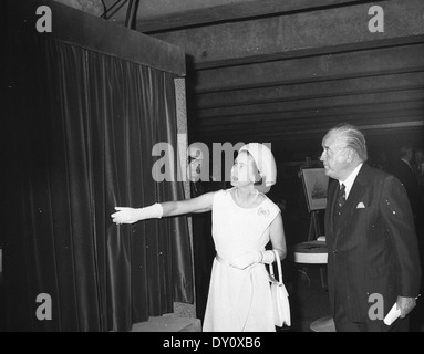 Photographie de la reine Elizabeth II ouvrant l'Opéra de Sydney le 20 octobre 1973. L'image capture le moment historique de l'ouverture officielle, en présence du premier ministre Robert Askin. Cet événement emblématique a marqué le point culminant de l’achèvement tant attendu de l’un des monuments les plus renommés d’Australie. Banque D'Images