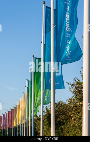 Drapeaux olympique sur la route d'Eton Dorney, Berkshire, England, GB, au Royaume-Uni. Banque D'Images