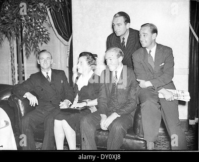 Cette photographie montre l'arrivée de l'équipe de tennis de la Coupe Davis des États-Unis à Sydney, après leur défaite de 3-2 contre l'équipe australienne de Quist et Bromwich en septembre 1939. La réception à l'Hôtel Australia a marqué les célébrations d'après-match. Banque D'Images