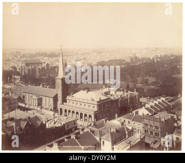Cette photographie vintage, prise entre 1892 et 1893 par Fred Hardie, capture une vue du sud-est de Sydney depuis l'hôtel Australia. L’image offre un regard historique sur l’horizon et l’architecture de la ville à la fin du XIXe siècle. Banque D'Images