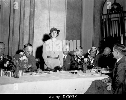 Une photographie historique du 19 novembre 1934, montrant une réception pour l'équipe anglaise de tennis à l'hôtel Australia de Sydney. L'image, prise par le photographe Sam Hood, met en lumière un moment de l'histoire du tennis en Australie dans les années 1930. Banque D'Images