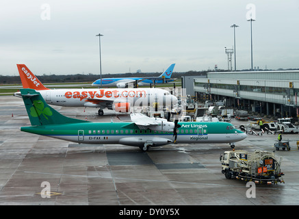 Pour l'exploitation d'Aer Arann Aer Lingus Avion de transport régional ATR72-600 EI-fax en attente à l'aéroport de Manchester England UK Banque D'Images