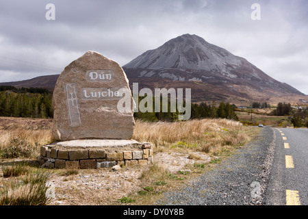 L'Irlande, Co Donegal, Dunlewey, Mount Errigal, la deuxième plus haute montagne d'Irlande, Dun Luiche Irish language sign Banque D'Images