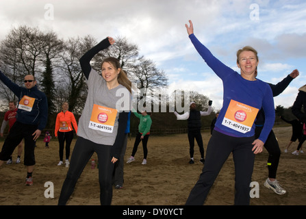 Coureurs bénévoles pour sport relief 2014 l'échauffement avant la course, frensham, UK. Banque D'Images