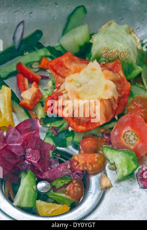 Pelures de légumes colorés dans un évier de cuisine Banque D'Images