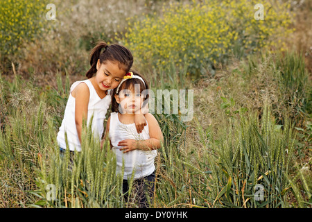 Mes deux petites filles ayant un après-midi de passer du temps ensemble à l'extérieur. Banque D'Images