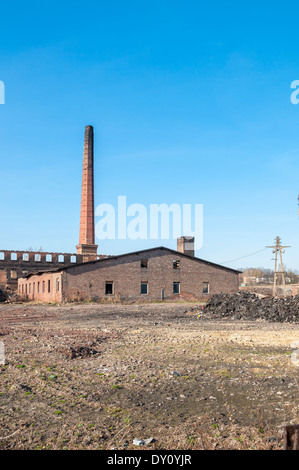 Ancienne usine de briques en ruine dans le soleil l'après-midi Banque D'Images