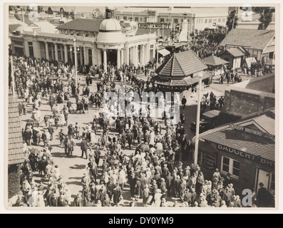 Cette photographie des années 1930 de Sam Hood montre l'atmosphère animée d'un parc d'expositions, avec des pavillons et de grandes foules de visiteurs. Il capture un moment d'une époque révolue de l'histoire australienne. Banque D'Images