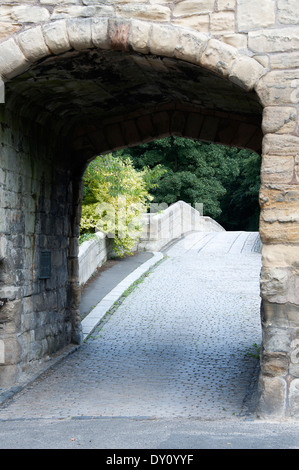 Pont de Warkworth porte avec pont 14e siècle Angleterre Northumberland Royaume-uni UK Banque D'Images