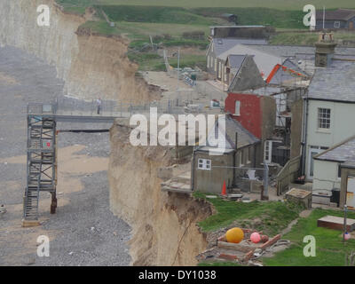 Urrugne, East Sussex, UK..2 avril 2014..changement de scène à Urrugne. Maintenant retirée de toit cottage no 3 que démolition continue. Chutes de pierres se produisent encore le long des falaises de craie.David Burr/Alamy Live News Banque D'Images