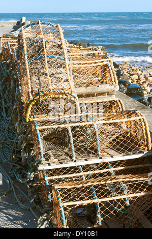 Des casiers à homard empilés sur le mur du port Quai de Beadnell Northumberland England Royaume-Uni Banque D'Images