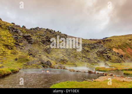 Les sources chaudes naturelles du camping Landmannalaugar Banque D'Images