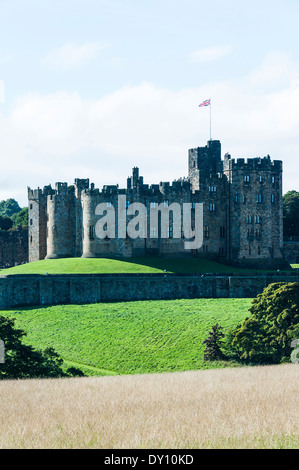 Le magnifique château d'Alnwick dans un parc dans le Northumberland England Royaume-Uni UK Banque D'Images