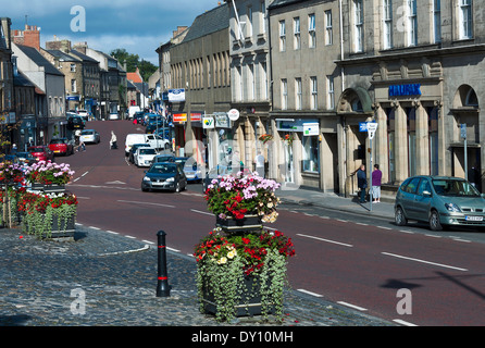 Boutiques dans le centre de la ville pittoresque marché d'Alnwick, Northumberland, Angleterre Bondgate dans Royaume-Uni UK Banque D'Images