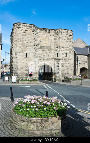 Arqué Bondgate Tower faisant partie de la vieille ville fortifiée d'Alnwick Northumberland England Royaume-Uni UK Banque D'Images