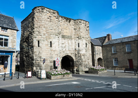 Arqué Bondgate Tower faisant partie de la vieille ville fortifiée d'Alnwick Northumberland England Royaume-Uni UK Banque D'Images