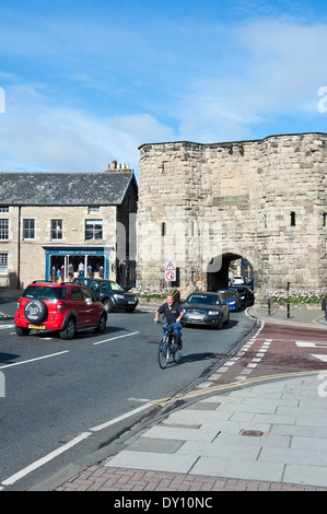 Arqué Bondgate Tower faisant partie de la vieille ville fortifiée d'Alnwick Northumberland England Royaume-Uni UK Banque D'Images