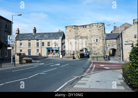 Arqué Bondgate Tower faisant partie de la vieille ville fortifiée d'Alnwick Northumberland England Royaume-Uni UK Banque D'Images