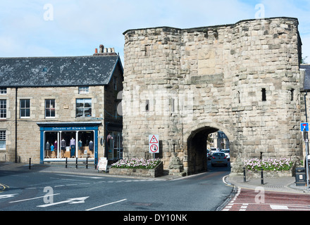 Arqué Bondgate Tower faisant partie de la vieille ville fortifiée d'Alnwick Northumberland England Royaume-Uni UK Banque D'Images