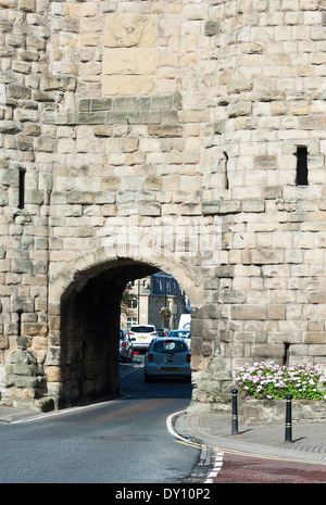 Arqué Bondgate Tower faisant partie de la vieille ville fortifiée d'Alnwick Northumberland England Royaume-Uni UK Banque D'Images