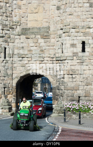 Arqué Bondgate Tower faisant partie de la vieille ville fortifiée d'Alnwick Northumberland England Royaume-Uni UK Banque D'Images