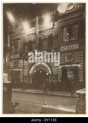 Cette photographie des années 1920-1930, réalisée par Sam Hood, capture le Palace Theatre de Sydney illuminé la nuit, avec une représentation de « Dracula » avec Nat Madison. L'image met en valeur l'emblématique ornement du capot Chrysler et l'atmosphère historique du théâtre. Banque D'Images