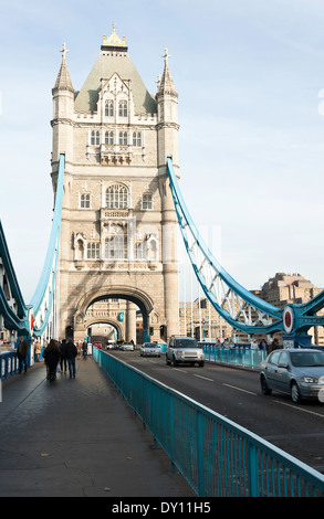Célèbre Tour pont traversant la Tamise dans Winter Sunshine à Londres Angleterre Royaume-Uni UK Banque D'Images