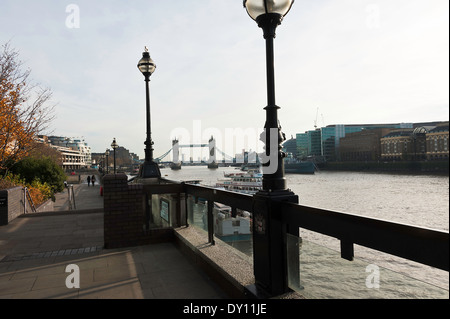 Le Tower Bridge et la Tamise à partir de la rive nord près de maison obscure à pied avec le HMS Belfast Londres Angleterre Royaume-Uni UK Banque D'Images