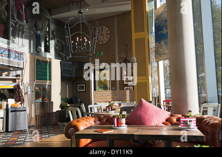 Une partie de l'intérieur de l'Oyster Shed Bar et restaurant sur la rive nord de la Tamise Londres Angleterre Royaume-Uni UK Banque D'Images