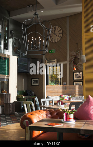 Une partie de l'intérieur de l'Oyster Shed Bar et restaurant sur la rive nord de la Tamise Londres Angleterre Royaume-Uni UK Banque D'Images