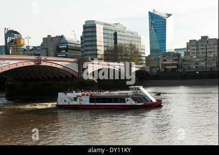 La ville de passagers Croisières Voile passe sous Blackfriars Bridge sur la Tamise Londres Angleterre Royaume-Uni UK Banque D'Images