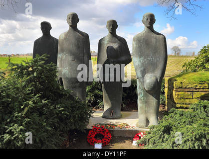 Langermark WW1 allemand en Flandre, Belgique avec des couronnes de coquelicots et sombre des statues de soldats allemands Banque D'Images