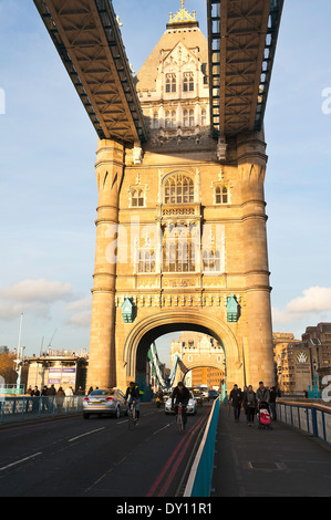 Célèbre Tour pont traversant la Tamise dans Winter Sunshine à Londres Angleterre Royaume-Uni UK Banque D'Images