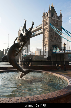 Célèbre Tour pont traversant la Tamise dans Winter Sunshine à Londres Angleterre Royaume-Uni UK Banque D'Images