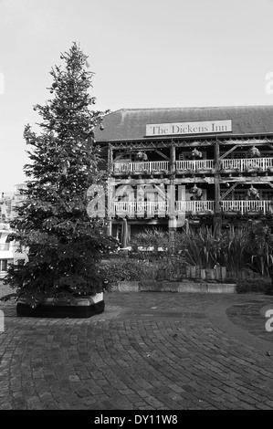 L'arbre de Noël avec le Dickens Inn Public House à St Katharine Docks Tower Hamlets Londres Angleterre Royaume-Uni UK Banque D'Images