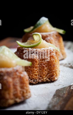 Gâteau bundt avec le lait caillé de citron et lime slices Banque D'Images