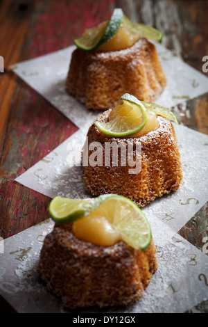 Gâteau bundt avec le lait caillé de citron et lime slices Banque D'Images