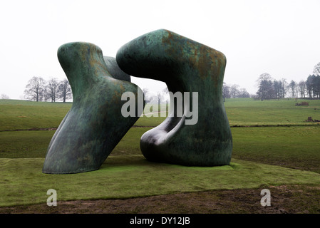 La sculpture de Henry Moore, deux formes au Yorkshire Sculpture Park West Bretton Wakefield Angleterre Royaume-Uni UK Banque D'Images