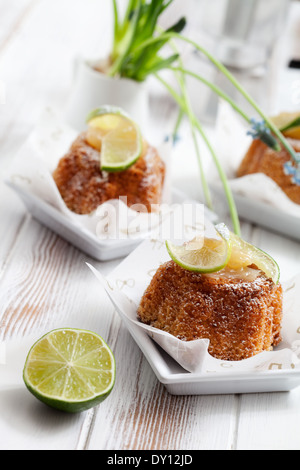 Gâteau bundt avec le lait caillé de citron et lime slices Banque D'Images