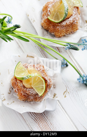 Gâteau bundt avec le lait caillé de citron et lime slices Banque D'Images