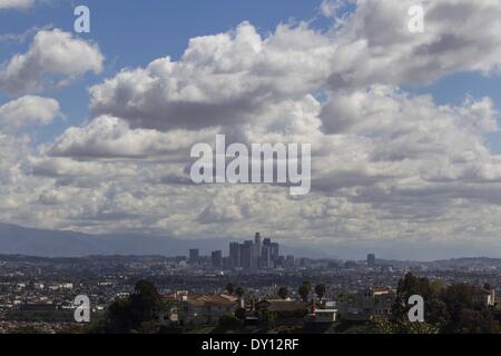 Los Angeles, Californie, USA. 2ème apr 2014. Nuages de tempête de recueillir sur les toits du centre-ville de Los Angeles, Californie, États-Unis, le mercredi 2 mars 2014. Les prévisionnistes disent qu'un système de basse pression à froid qui a pris naissance dans le golfe de l'Alaska a menacé de neige à basse altitude, dans la Southland aujourd', incitant l'émission d'un avis météorologique de l'hiver dans les montagnes San Gabriel.à Los Angeles et Ventura comtés. Ringo : crédit Chiu/ZUMAPRESS.com/Alamy Live News Banque D'Images