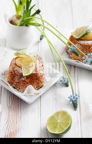 Gâteau bundt avec le lait caillé de citron et lime slices Banque D'Images
