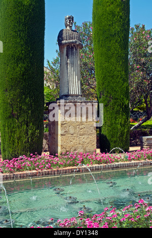 Statue dans les jardins de l'Alcázar de los Reyes Cristianos, Cordoue, Andalousie, espagne. Banque D'Images