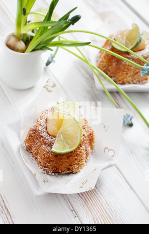Gâteau bundt avec le lait caillé de citron et lime slices Banque D'Images