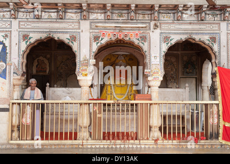 Jaipur, Rajasthan, Inde, Asie. Prêtre hindou au Galta Temple complexe aussi connu comme le Temple de singe Banque D'Images