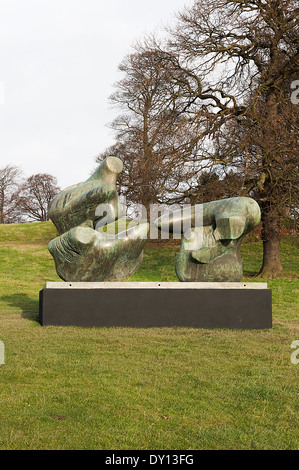 Inclinable en deux pièces Figure sculpture de bronze au Yorkshire Sculpture Park West Bretton Wakefield Angleterre Royaume-Uni UK Banque D'Images